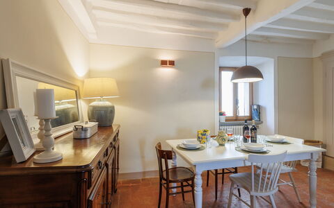 Appartamento Mancini: Bord, Møbel, Ejendom, Træ, Stol, Cabinetry, Bygning, Belysning, Indretning