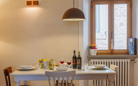 Appartamento Mancini: Ejendom, Møbel, Bord, Vindue, Belysning, Indretning, Træ, Reoler, Stue, Væg