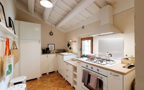 Appartamento Mancini: Tap, Ejendom, Cabinetry, Håndvask, Sanitærarmatur, Countertop, Køkken, Træ, Indretning, Etage