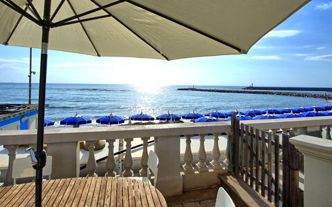 Casa Riva: Vand, Himmel, Ejendom, Lys, Blå, Azure, Bygning, Skygge, Paraply, Badeby