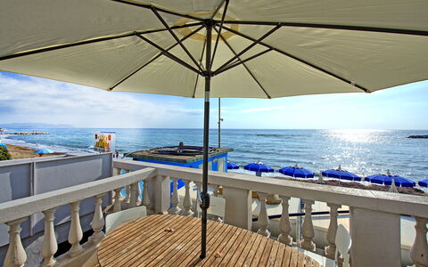 Casa Riva: Vand, Himmel, Ejendom, Bord, Møbel, Paraply, Skygge, Azure, Udendørs Møbler, Træ