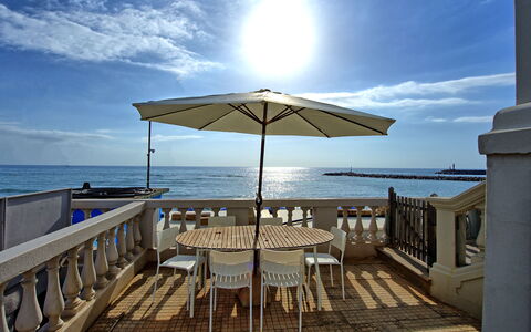 Casa Riva: Himmel, Vand, Sky, Bord, Ejendom, Lys, Azure, Skygge, Bygning, Udendørs Møbler