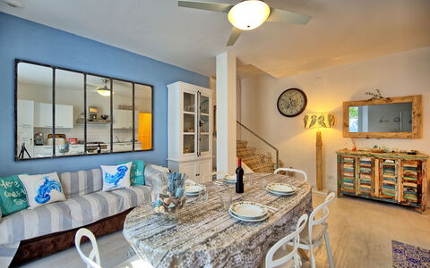 Casa Riva: Bord, Ejendom, Møbel, Billedramme, Azure, Belysning, Indretning, Bordservice, Vindue, Stue