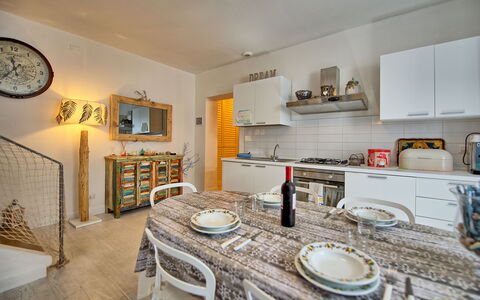 Casa Riva: Ejendom, Møbel, Cabinetry, Countertop, Træ, Bordservice, Indretning, Belysning, Køkken, Reoler