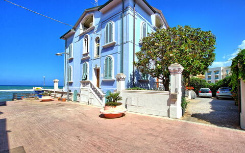 Casa Riva: Himmel, Plante, Ejendom, Bygning, Vand, Vindue, Træ, Boligområde, Ejendom, Facade