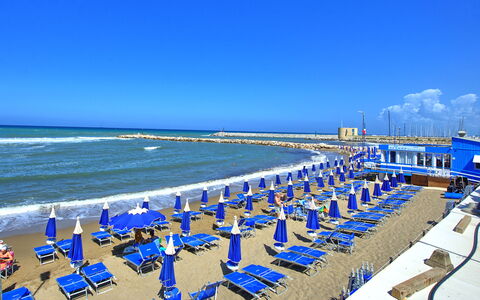 Casa Riva: Himmel, Vand, Sky, Blå, Stol, Udendørs Møbler, Liggestol, Strand, Krop Af Vand, Fritid