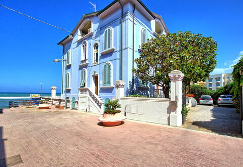 Casa Riva: Himmel, Plante, Ejendom, Bygning, Vand, Vindue, Træ, Boligområde, Ejendom, Facade