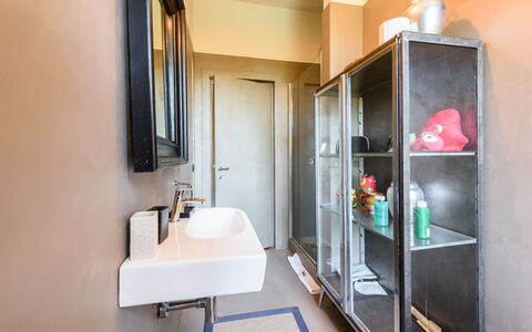 Villa Pancole: Spejl, Ejendom, Tap, Håndvask, Sanitærarmatur, Bygning, Badeværelse, Etage, Badeværelsesvask