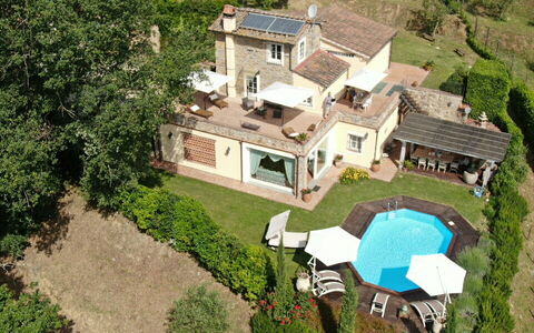 La Quiete: Bygning, Plante, Land Lot, Hus, Træ, Urban Design, Landskab, Boligområde, Græs, Ejendom