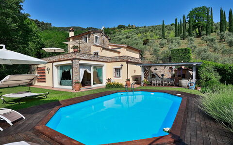 La Quiete: Vand, Himmel, Plante, Bygning, Ejendom, Svømmepøl, Natur, Azure, Stol, Træ