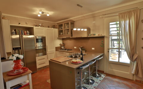 La Quiete: Cabinetry, Ejendom, Møbel, Countertop, Vindue, Køkken Apparat, Træ, Husholdningsapparat, Køkken, Bord