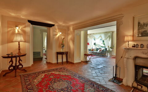 La Quiete: Møbel, Billedramme, Bygning, Træ, Stol, Bord, Indretning, Gulvbelægning, Hal, Stue