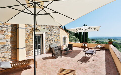 La Quiete: Ejendom, Møbel, Himmel, Skygge, Udendørs Møbler, Indretning, Arkitektur, Bord, Stol, Træ