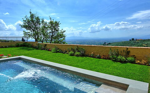 Casa Lionardo: Sky, Vand, Himmel, Plante, Daytime, Azure, Naturlige Landskab, Rektangel, Træ, Svømmepøl