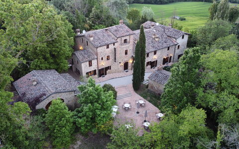 Borgo Al Castello: Bygning, Plante, Ejendom, Vindue, Træ, Hus, Land Lot, Arkitektur, Sommerhus, Græs