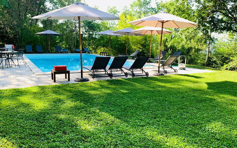 Borgo Al Castello: Plante, Ejendom, Møbel, Skygge, Træ, Udendørs Møbler, Land Lot, Vand, Paraply, Fritid