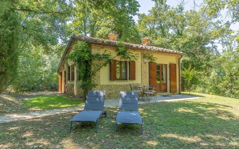 Borgo Al Castello: Plante, Bygning, Vindue, Træ, Skygge, Hus, Land Lot, Fritid, Dør, Offentlige Rum