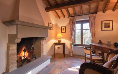 Casa Monte: Ejendom, Vindue, Træ, Bygning, Bord, Indretning, Stue, Stol, Etage, Gulvbelægning