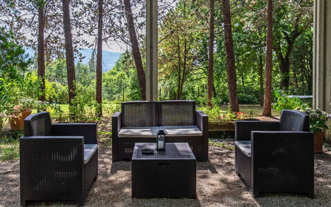 Villa Pania: Plante, Møbel, Bord, Træ, Udendørs Møbler, Skygge, Træ, Stue, Himmel, Couch