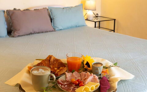 Villa Pania: Mad, Bordservice, Bord, Møbel, Kop, Orange, Ingrediens, Plade, Komfort, Kaffekop