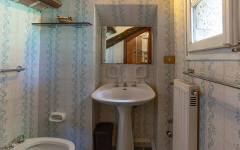 Villa Pania: Spejl, Tap, Sanitærarmatur, Håndvask, Ejendom, Badeværelsesvask, Badeværelse, Purple, Træ, Indretning