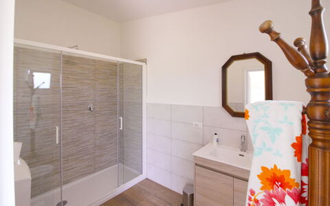 Casa Angela: Gulvbelægning, Etage, Indretning, Sanitærarmatur, Møbel, Badeværelse, Belysning, Badeværelsesskab, Vvs, Værelse