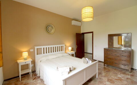 Casa Angela: Seng, Møbel, Soveværelse, Indretning, Etage, Væg, Gulvbelægning, Sengetøj, Træ, Sengetøj