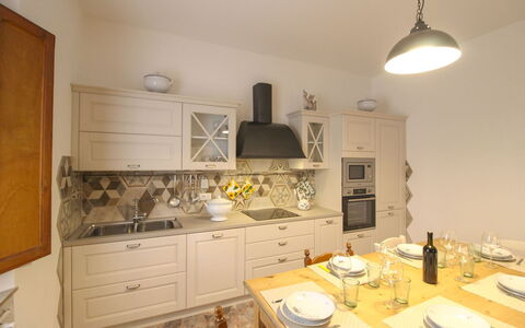 Casa Angela: Møbel, Indretning, Gulvbelægning, Køkken, Træ, Etage, Countertop, Loft, Lysarmatur, Værelse