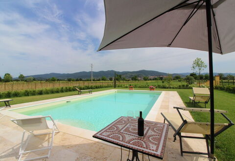 Casa Angela: Vand, Himmel, Ejendom, Plante, Svømmepøl, Bygning, Sky, Azure, Paraply, Skygge