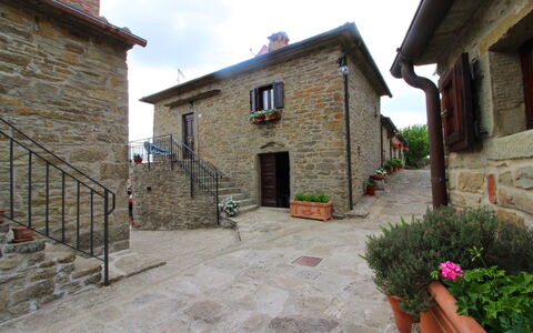 La Casa nel Borgo: Plante, Bygning, Himmel, Vindue, Ejendom, Blomsterkrukke, Hus, Vejbelægning, Stueplante, Kvarter