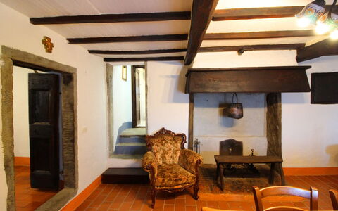 La Casa nel Borgo: Møbel, Ejendom, Couch, Bygning, Træ, Bord, Stue, Etage, Gulvbelægning, Stol