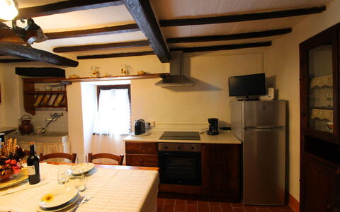 La Casa nel Borgo: Cabinetry, Ejendom, Countertop, Bordservice, Bord, Køkken, Køkken Apparat, Træ, Indretning, Komfur