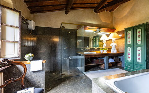 Podere La Torre: Indretning, Stueplante, Tap, Træ, Countertop, Sanitærarmatur, Plante, Vindue, Køkken, Håndvask