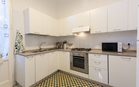 Villa Marconi: Cabinetry, Countertop, Komfur, Køkken Apparat, Køkken, Håndvask, Husholdningsapparat, Bygning, Træ, Indretning