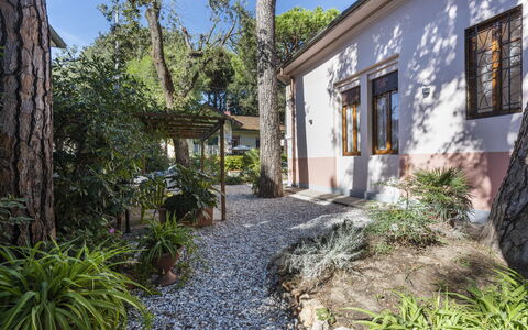 Villa Marconi: Plante, Bygning, Himmel, Vindue, Vejbelægning, Vegetationen, Arkitektur, Kvarter, Træ, Boligområde