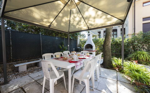 Villa Marconi: Bord, Plante, Møbel, Bygning, Stol, Skygge, Udendørs Møbler, Indretning, Udendørs Bord, Bordservice