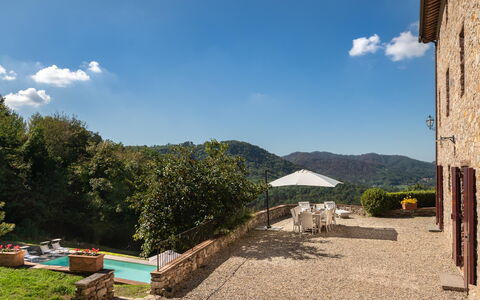 San Tommaso: Sky, Himmel, Plante, Land Lot, Træ, Skygge, Landskab, Bjerg, Landdistrikt, Toner Og Skygger