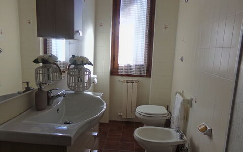 Il Campanile: Sanitærarmatur, Håndvask, Tap, Badeværelsesvask, Spejl, Badeværelse, Purple, Bygning, Indretning, Badeværelsesskab