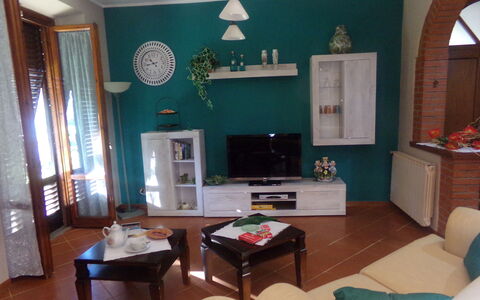 Il Campanile: Ejendom, Møbel, Bord, Billedramme, Azure, Stue, Indretning, Træ, Couch, Etage