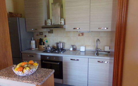 Il Campanile: Countertop, Cabinetry, Håndvask, Køkkenvask, Bygning, Køkken, Tap, Træ, Indretning, Køkken Apparat