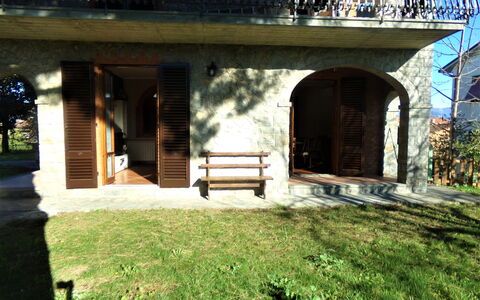 Il Campanile: Plante, Skygge, Bygning, Græs, Træ, Sommerhus, Facade, Fritid, Urban Design, Landskab