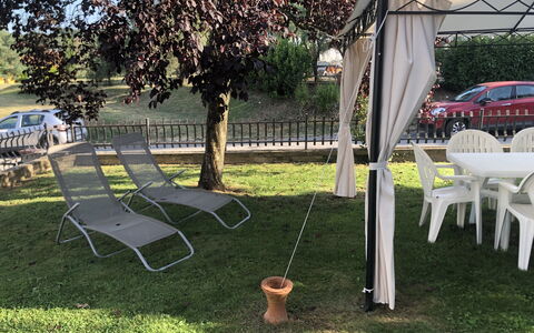 Il Campanile: Plante, Hjul, Skygge, Træ, Bil, Stol, Græs, Offentlige Rum, Toner Og Skygger