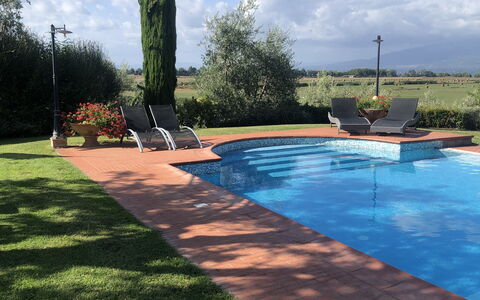 Il Campanile: Sky, Vand, Himmel, Plante, Daytime, Ejendom, Træ, Skygge, Arkitektur, Naturlige Landskab