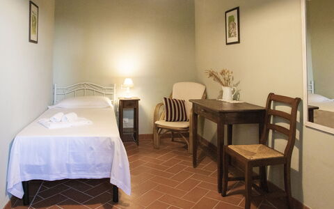 Montauto: Bord, Ejendom, Møbel, Træ, Stol, Billedramme, Indretning, Bygning, Gulvbelægning, Etage