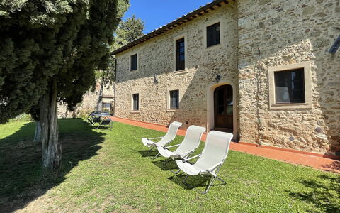 Montauto: Bygning, Ejendom, Vindue, Plante, Land Lot, Himmel, Græs, Træ, Hus, Stol