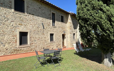 Montauto: Vindue, Ejendom, Bygning, Plante, Himmel, Hus, Græs, Sommerhus, Udendørs Møbler, Træ