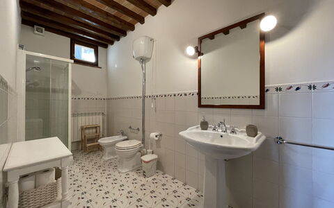 Montauto: Spejl, Tap, Sanitærarmatur, Håndvask, Ejendom, Badeværelsesvask, Bygning, Badeværelse, Indretning, Arkitektur