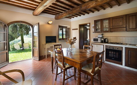 Montauto: Bord, Møbel, Plante, Træ, Stol, Vindue, Indretning, Gulvbelægning, Etage, Stue