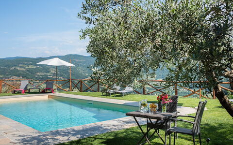 Casa San Piero: Vand, Plante, Ejendom, Møbel, Himmel, Svømmepøl, Skygge, Udendørs Møbler, Stol, Træ