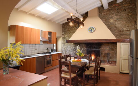 Casa San Piero: Countertop, Cabinetry, Ejendom, Møbel, Bord, Stol, Plante, Træ, Køkken, Indretning